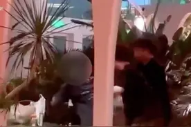 女儿摔倒衣服被冰激凌弄脏，母亲情绪失控殴打还拿椅子砸，餐厅员工阻止后曝光打娃视频，结果赔偿1万元离职图片
