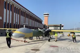 大中型无人机升空巴音布鲁克 立体增雨作业助力生态环境改善图片