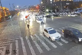 乌海一电动车随意转弯，被撞还要担责......图片
