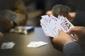 这3个动作看似在休息，其实可能伤身又致命！你中招了吗？自查！图片