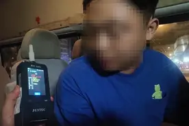 两人酒后骑摩托车被查，司机竟然还没有驾照图片