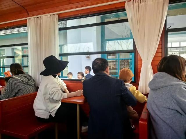 复古绿皮小火车成遛娃神器！杭州这个新公园“娃山娃海”，随手拍都是大片！