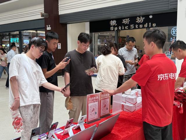 下楼就可享受便民服务，塘桥政企园联动打造“邻里生活节”
