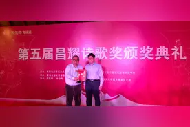 吉狄马加：感谢命运的垂青，是青海的这片高大陆，终于让一个诗人的文化理想，在这里变成了现实｜纯粹现场图片