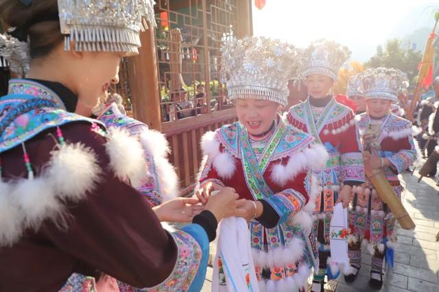 斗马招婿！来看看成为合格的融水苗族女婿需要几步？
