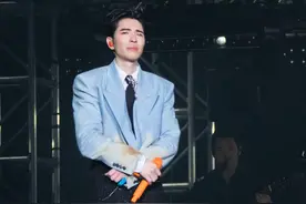 萧敬腾哭了！广州演唱会冒雨开唱，粉丝求婚令他惊喜落泪图片