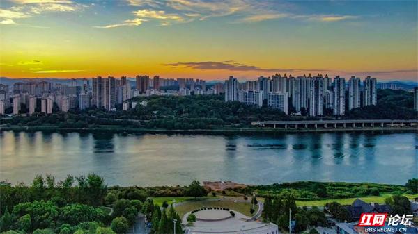 一江碧水穿城过，两岸风华尽揽——这是株洲独有的浪漫拼图