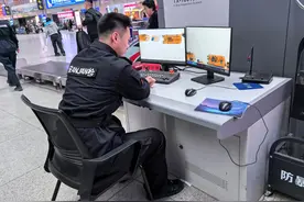 安检仪视角！行李箱里装了啥 车站安检员是咋看出来的？图片