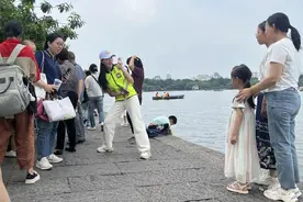西湖边，杭州00后姑娘忙不停！本来要当空姐的，没想到跨界了！网友：666图片