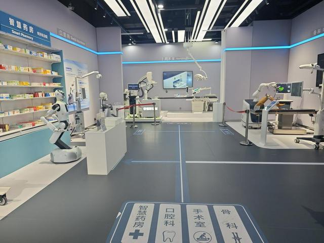 直击全球首家机器人4S店：C端陪伴型机器人受捧，医疗级产品售价超千万