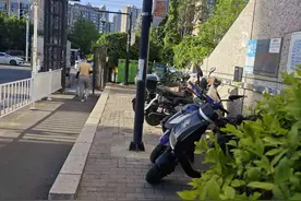 增加充电桩巧设遮雨棚，老旧小区电动自行车充电便捷多了图片