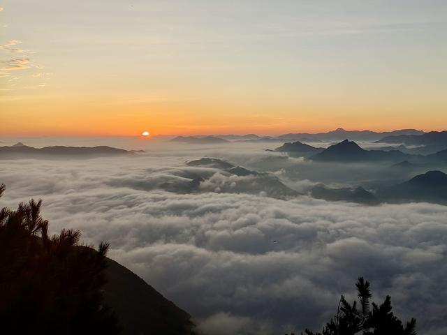 岳西牛草山清晨现美丽云海日出