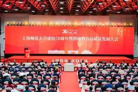 AI挑战教师，怎么办？这所大学在“生日会”上，提问中外大学校长……图片