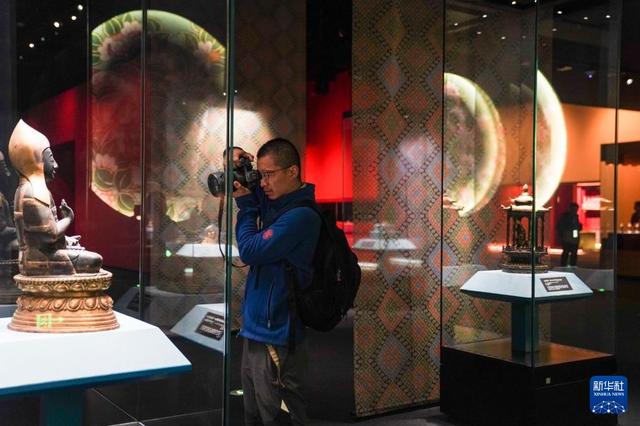 新时代中国调研行之文化中华｜走进“祥开万象——故宫与西藏文物联展”