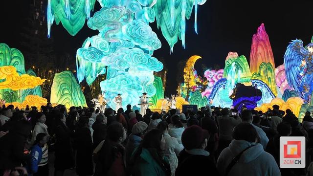 第32届自贡国际恐龙灯会盛大开幕 游客沉醉灯海直呼震撼