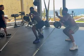 比老詹还壮一大圈！詹姆斯更新社媒晒自己与巨兽加雷特一起健身图片