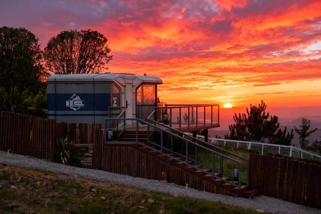 悬崖边上的超绝民宿，左拥醉美霞光，右抱璀璨星光