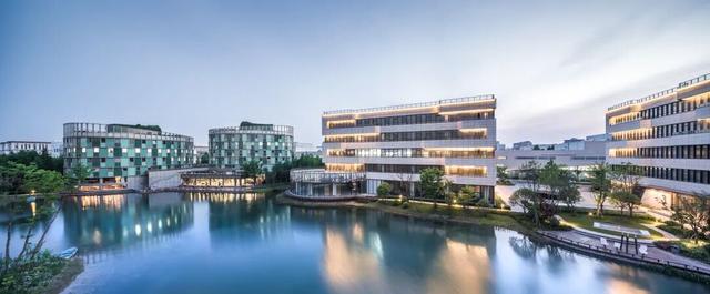 环境绝了！中式园林、水镜湖泊、欧式草坪、下沉式花园……这里都有！