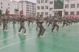 军训砺心志 年少正当时图片