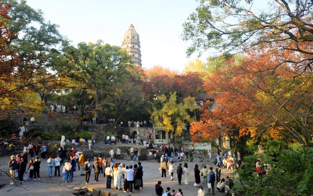 江苏苏州：虎丘景区色彩斑斓