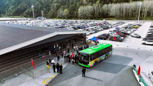 五台山国庆首日洋溢“中国红” 游客畅享金秋古建美景