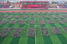 这所驻鲁高校新生开学典礼“超燃”图片