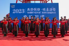 丝之恋走秀在红叶柿岩齐长城上演图片