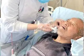 温馨一幕：护士给患者爷爷刮胡须图片