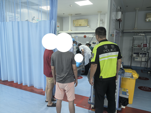 男童突发晕厥 交警铁骑开道送医