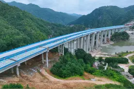 中交一公局栾卢豫陕3标项目丰太洛河大桥双幅贯通图片