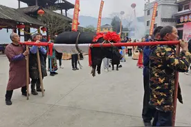 四川北川多地举办“刨汤节”，千人宴摆出一个“羌”字 游客：感受到不一样的习俗图片