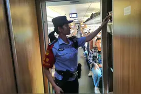 乘警刘威威：在列车上绽放别样青春图片
