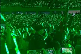 凤凰传奇演唱会歌迷挥舞国旗，合法吗？图片