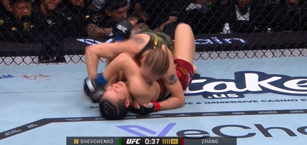 拼尽全力！张伟丽升重判定不敌舍甫琴科，无缘夺UFC蝇量级冠军