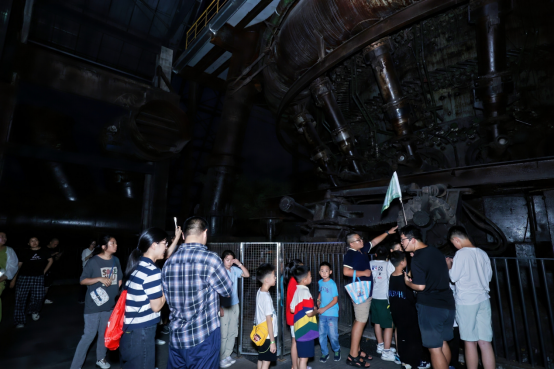“晚风拂过高炉，书香对话钢火”杭州夏夜研学解锁“钢铁是怎样炼成的”