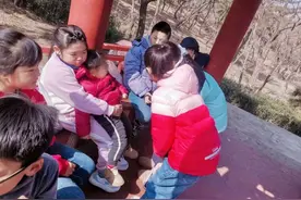 小女孩公园跟家长走散，这八位少年伸出了援手图片