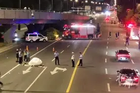 网传洛阳天降不明物体，地上砸出一个大坑，当地消防：是农用氯化铵，当晚已处理图片