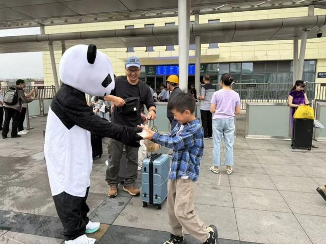 【青春志愿·爱在旅途】迎国庆看熊猫萌宝 品凉糕享双河团圆