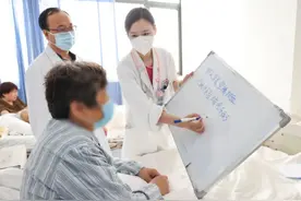 崇明这位医生查房很“另类”图片