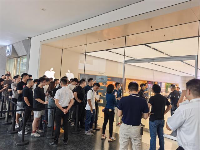 iPhone 17 Launch Sparks Frenzy Across China as Fans and Scalpers Flock to Apple Stores