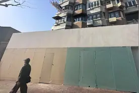 “整栋大楼都在震！”淮海中路一楼商铺装修砸穿地板，楼上居民心慌慌图片