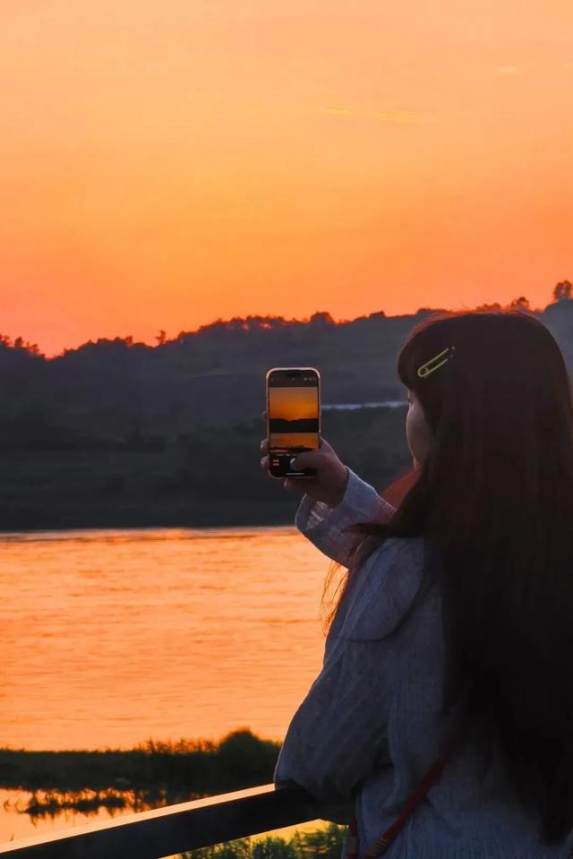 写信告诉我，今天，宜宾的“海”是什么颜色……