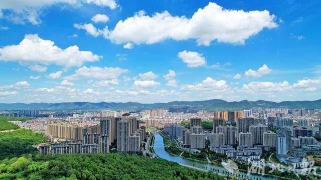 【寻美京山】蓝天白云下的小城诗意