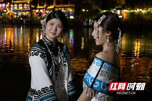 凤凰古城夏日夜游旅拍受热捧  解锁清凉新玩法