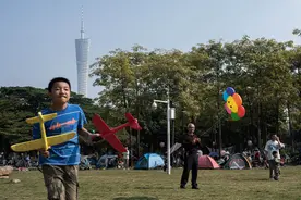 Guangzhou: People Enjoy the Sunshine on Ersha Island in Autumn图片