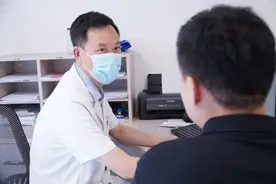 初中女孩遭遇“鬼剃头” ， 睫毛、眉毛都掉光了，妈妈崩溃：还能变回原来的样子嘛？图片