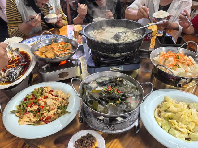 7小时“铁腚”大巴游老年团全纪录：不在家里做饭，我出门就像打鸡血