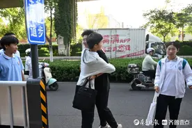 推荐生中考现场为同学加油助威图片