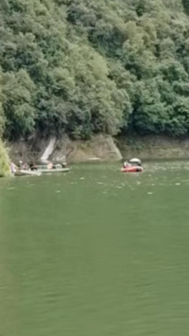 老板乘快艇到水库钓鱼落水失踪