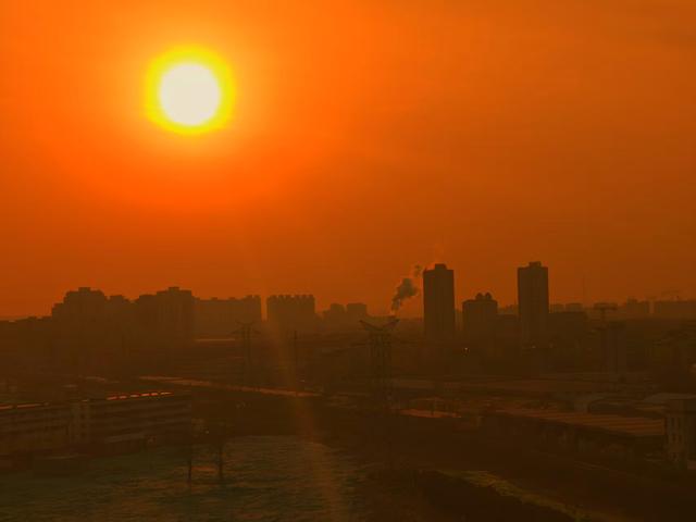 金光穿洞，满湖碎金！在北京每一天落日都美成画